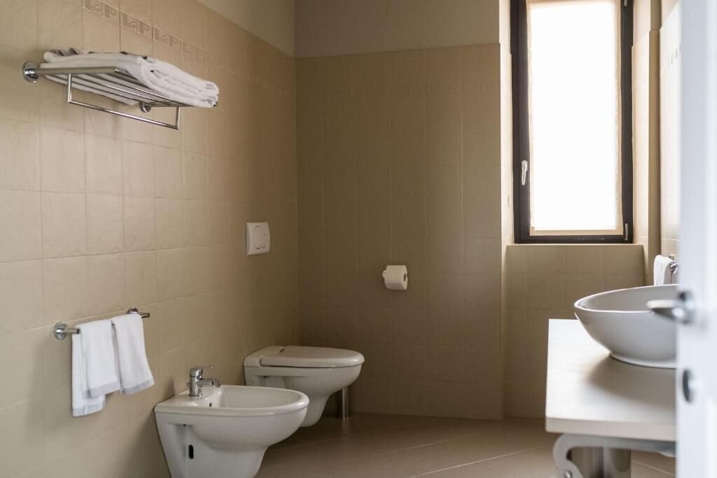 Tweepersoonskamer | Badkamer | Een douche, een haardroger, handdoeken