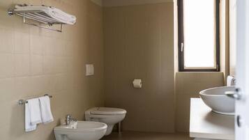 Tweepersoonskamer | Badkamer | Een douche, een haardroger, handdoeken