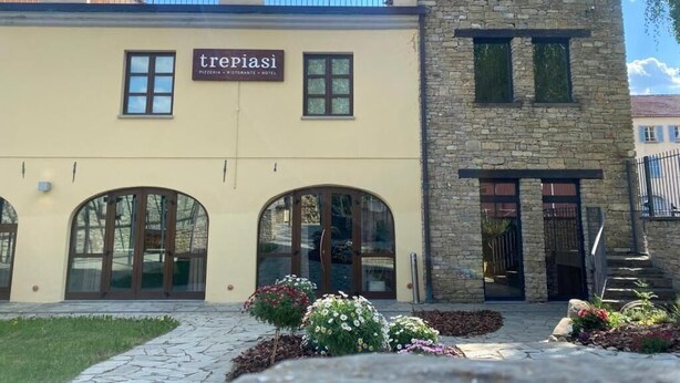 Un edificio con un letrero que dice "trepiasi" y fachada de piedra.
