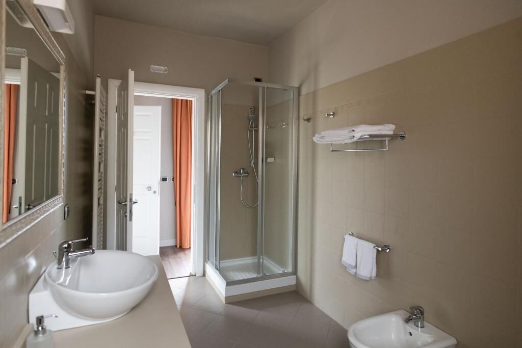 Dusche, Haartrockner, Bidet, Handtücher
