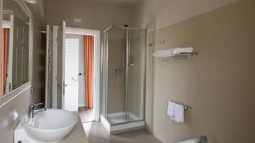 Dusche, Haartrockner, Bidet, Handtücher