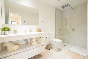 Shower, hair dryer, towels, soap - Higueron Luxury Apartment (Benalmádena)