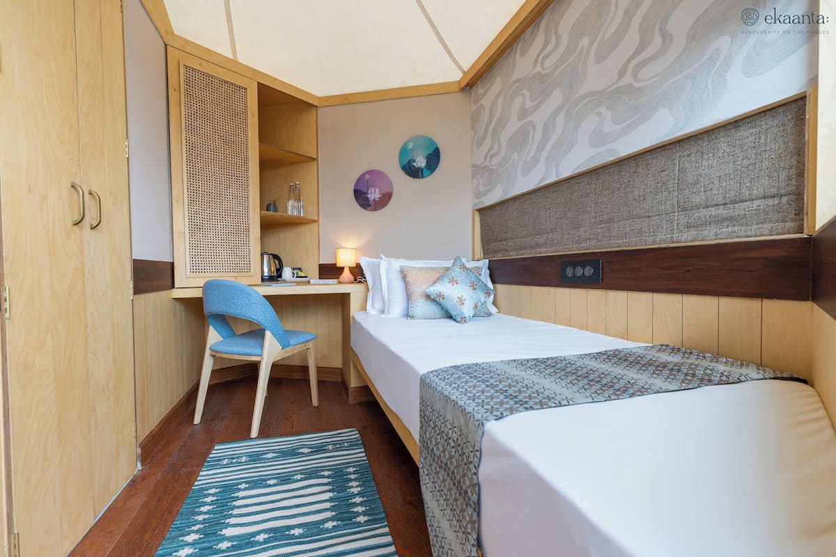 Single Room | Desk, laptop workspace, free WiFi