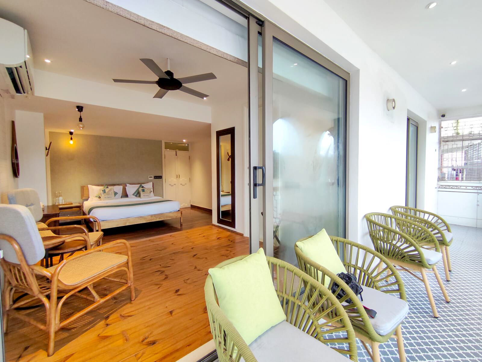 Premium-Zimmer, Balkon, Flussblick | Schreibtisch, laptopgeeigneter Arbeitsplatz, kostenloses WLAN