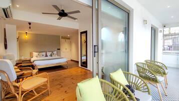 Premium-Zimmer, Balkon, Flussblick | Schreibtisch, laptopgeeigneter Arbeitsplatz, kostenloses WLAN