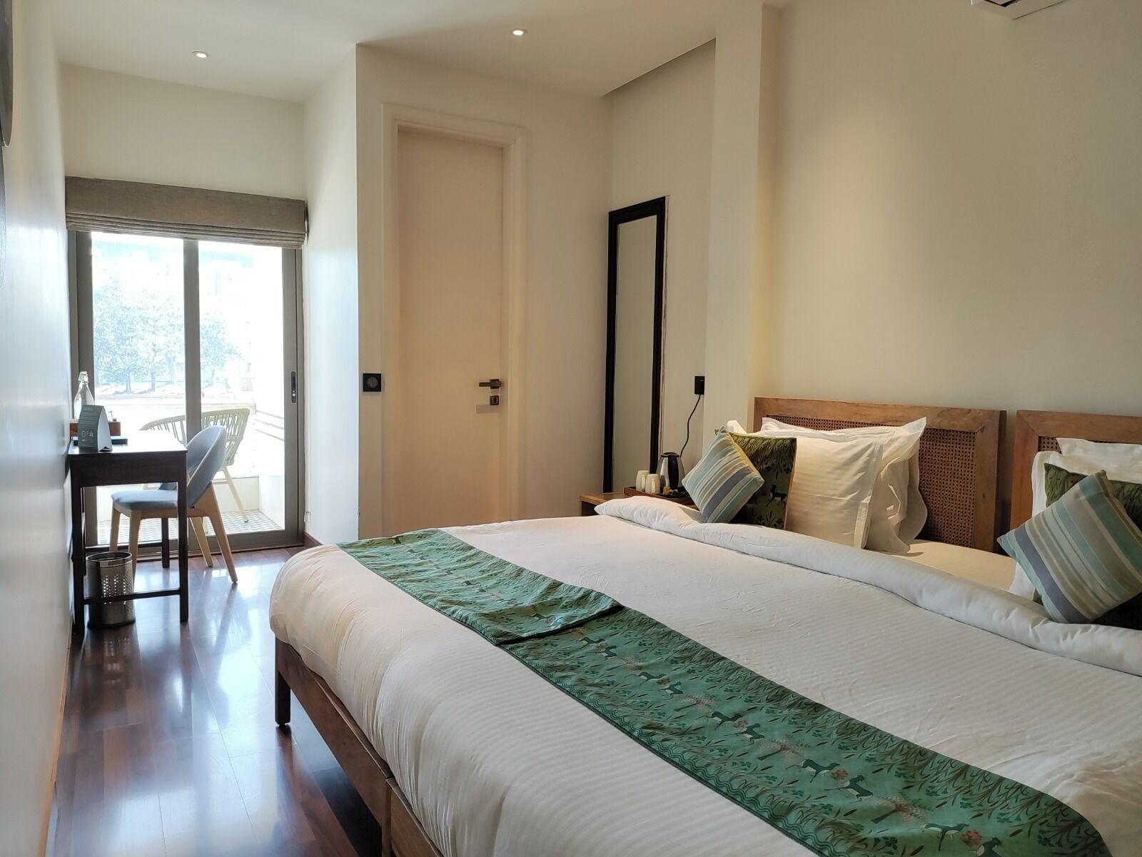 Quarto casal luxo | Escrivaninha, espaço de trabalho para notebook, Wi-Fi de cortesia