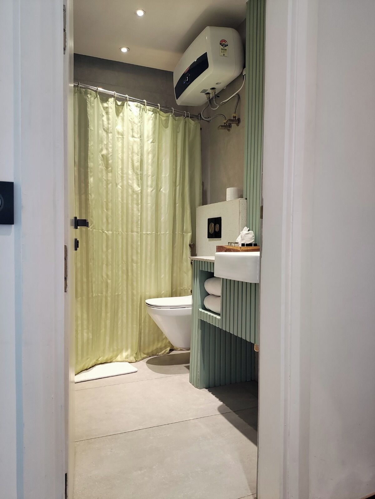 Deluxe Double Room | Bathroom | Shower, hair dryer, towels, soap