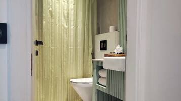 Quarto casal luxo | Banheiro | Chuveiro, secador de cabelo, toalhas de banho, sabonete