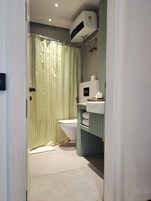 Ducha, artículos de tocador gratuitos, secador de pelo, toallas