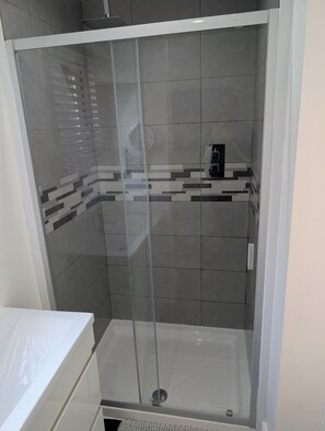 Haartrockner, Handtücher, Seife, Toilettenpapier