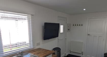 Charming 1-bedroom lodge in Torquay perfect for a getaway, close to hospital