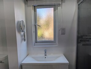 Sèche-cheveux, serviettes fournies, savon, papier toilette