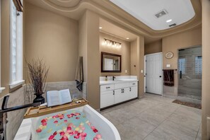 Secador de pelo, toallas, jabón, papel higiénico