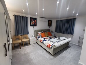 4 slaapkamers, een strijkplank/strijkijzer, wifi, beddengoed