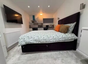 4 bedrooms, desk, iron/ironing board, free WiFi