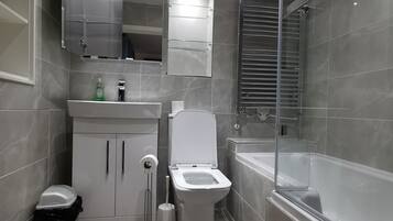 Doccia, asciugamani, carta igienica