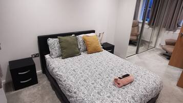 4 Schlafzimmer, Schreibtisch, Bügeleisen/Bügelbrett, kostenloses WLAN