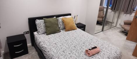 4 bedrooms, desk, iron/ironing board, free WiFi