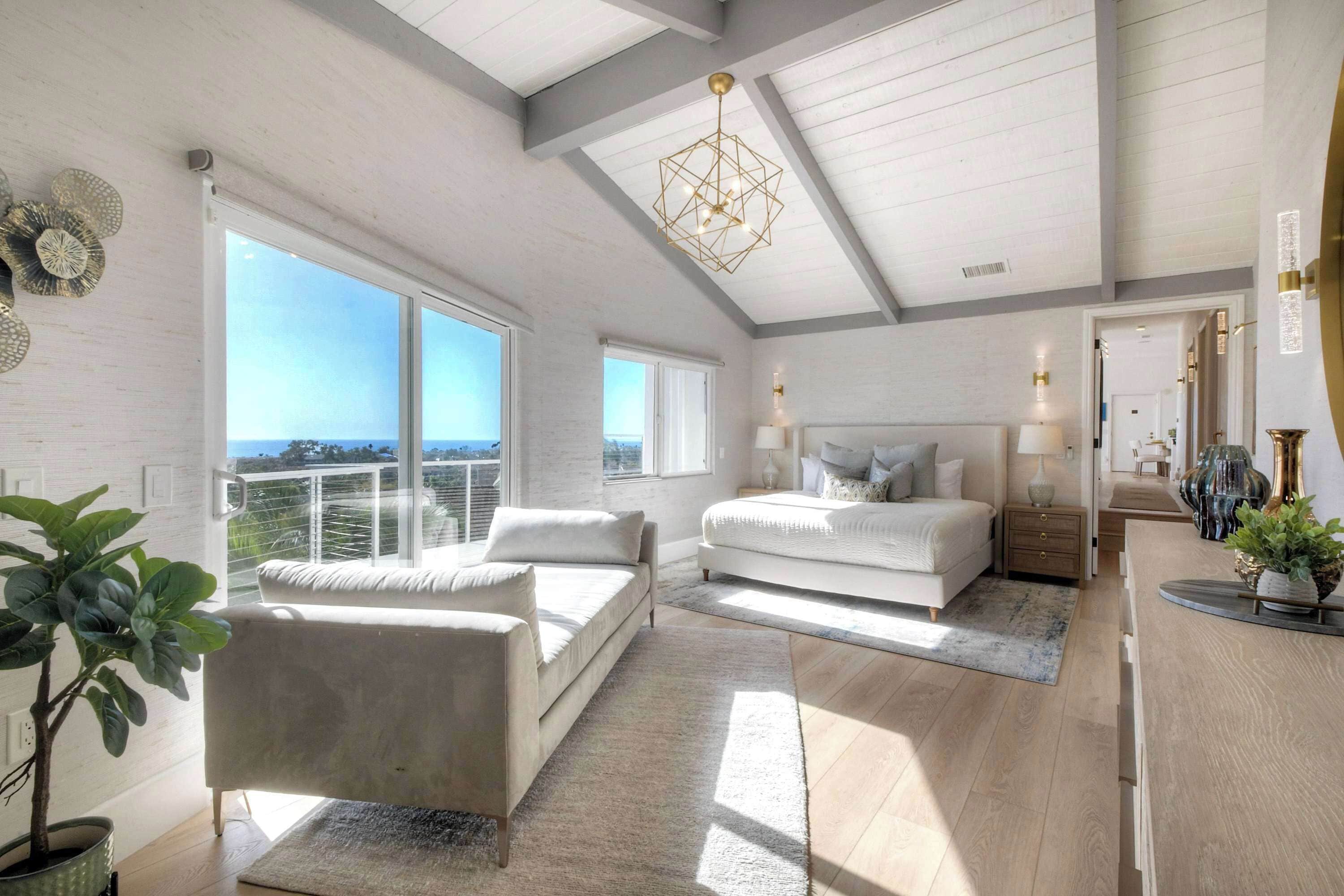 Hus - flere senge - terrasse - strandudsigt (Aqua Vista Carlsbad) | 5 soveværelser, individuelt design, individuel indretning, skrivebord