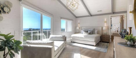 Hus - flere senge - terrasse - strandudsigt (Aqua Vista Carlsbad) | 5 soveværelser, individuelt design, individuel indretning, skrivebord