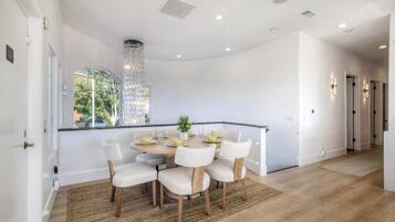 Casa, várias camas, varanda, vista para a praia (Aqua Vista Carlsbad) | Opções para refeição