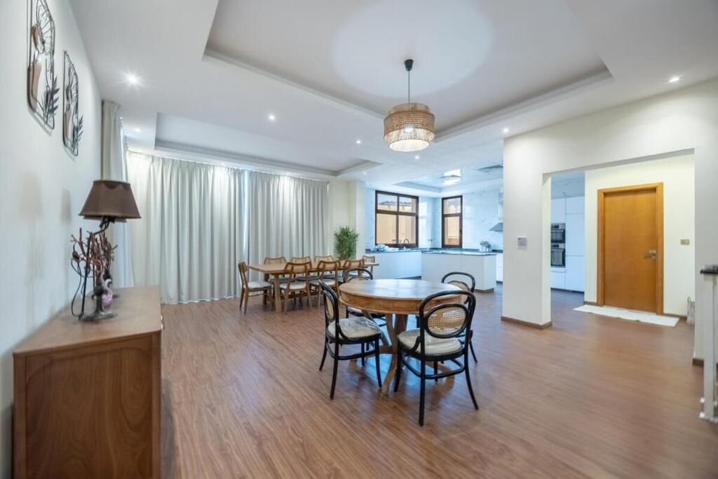 Vila, sacada, vista para a piscina | Opções para refeição