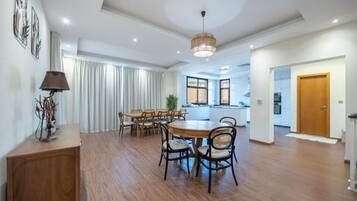 Vila, sacada, vista para a piscina | Opções para refeição