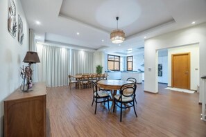 Vila, sacada, vista para a piscina | Opções para refeição