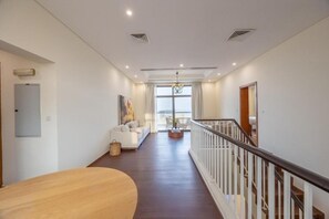 Vila, sacada, vista para a piscina | Parte interna