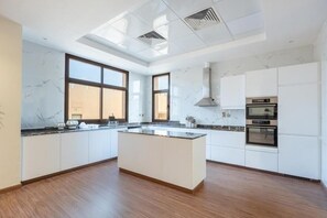 Vila, sacada, vista para a piscina | Cozinha privada