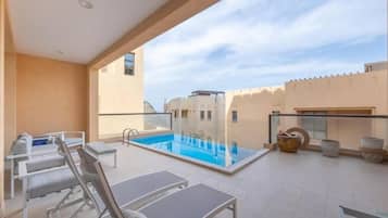 Vila, sacada, vista para a piscina | Piscina | Piscina externa