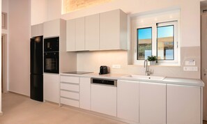 Frigorifero, microonde, forno, piano cottura