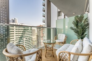 Property grounds - Contemporary 1BR Boho Oasis with Canal Views, Minutes from Downtown Attractions (Dubai)