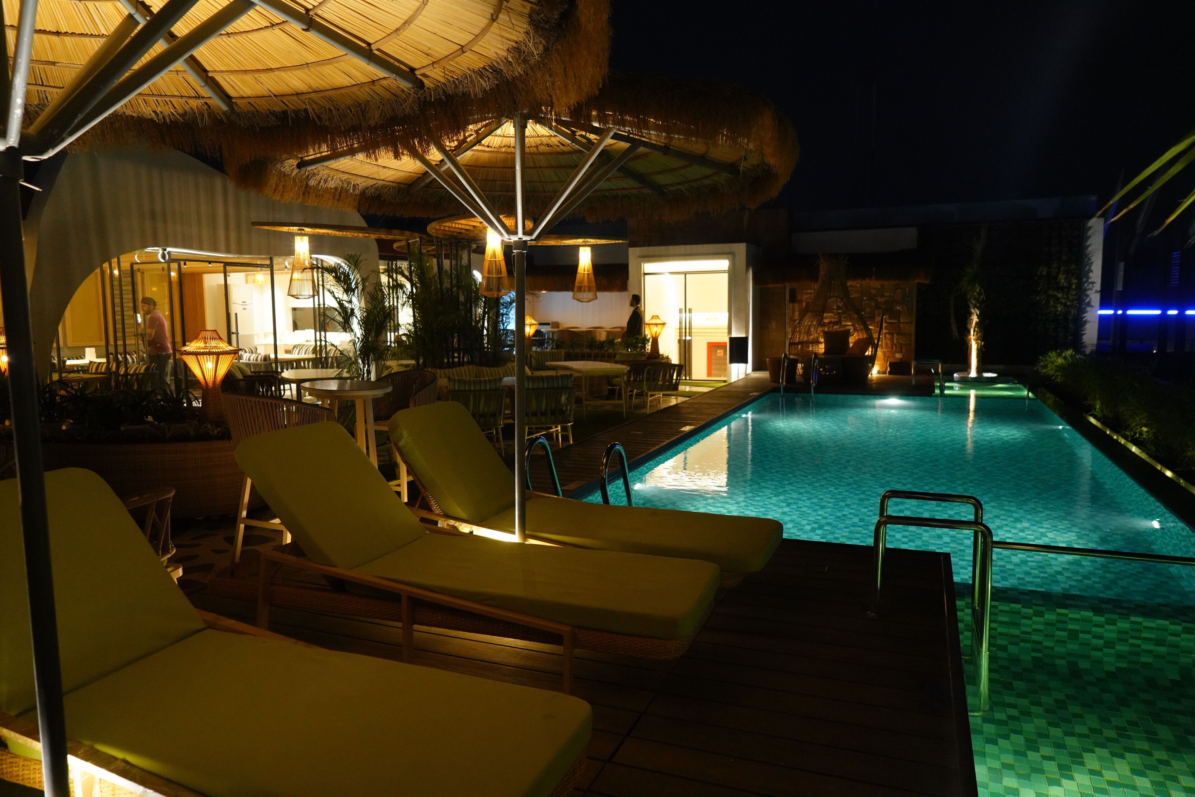 Una piscina al aire libre