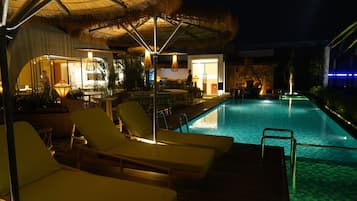 Una piscina al aire libre