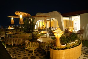 Poolside bar - Clarion Inn Greywall By Choice Hotels (Amritsar)