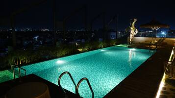 Una piscina al aire libre