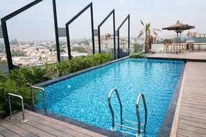 Outdoor pool - Clarion Inn Greywall (Amritsar)