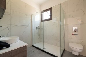 Regadera, secadora de cabello, toallas, papel de baño 