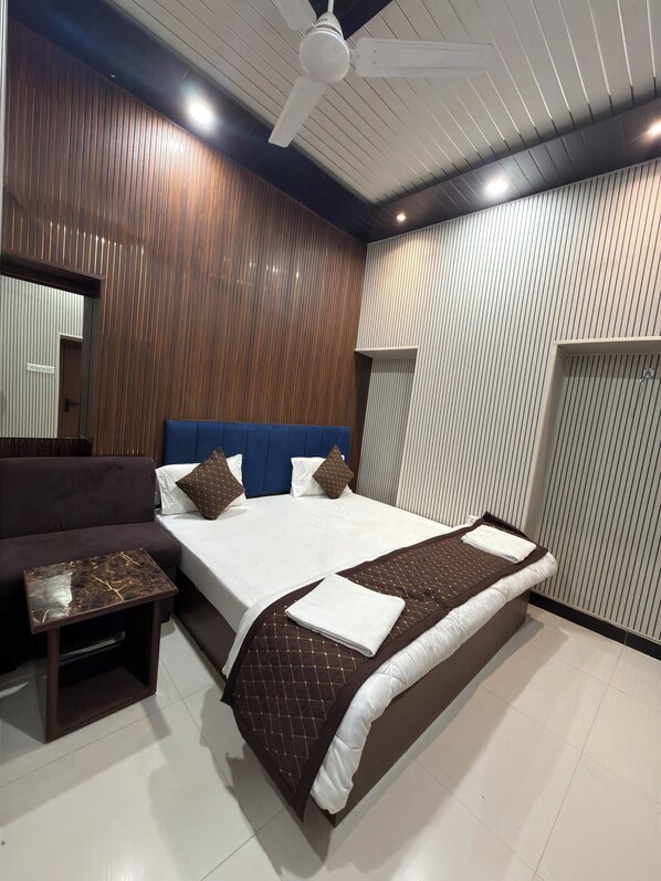 Deluxe Room | Desk, free WiFi - Gulmohar Stays (siddhagiribagh)