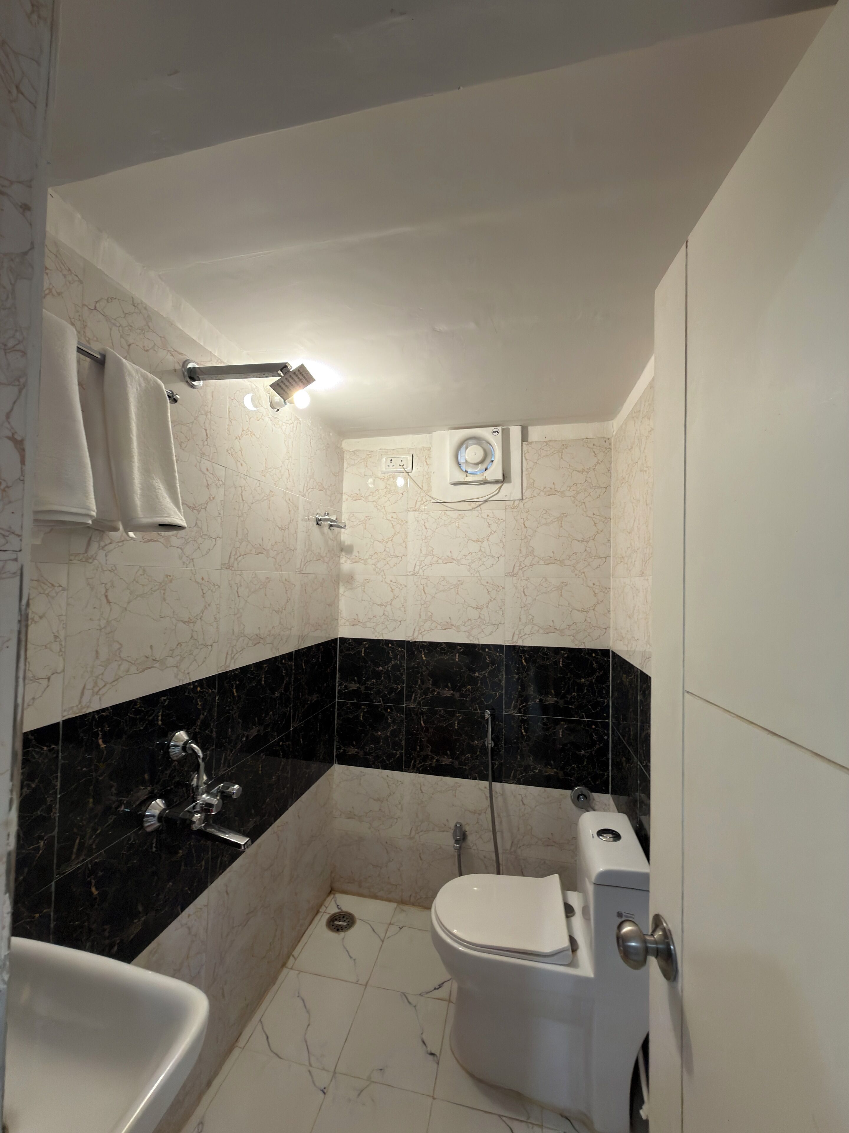 Rom – executive | Bad | Dusj, toalettartikler (inkludert), håndklær og såpe