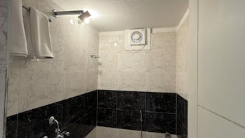 Rom – executive | Bad | Dusj, toalettartikler (inkludert), håndklær og såpe