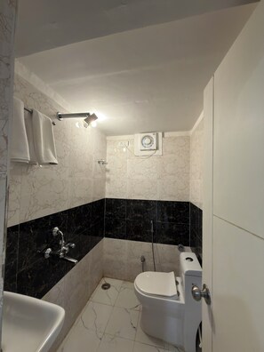 行政客房 | 浴室 | 淋浴設備、免費梳洗用品、提供毛巾、番梘