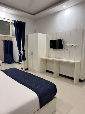 Desk, free WiFi - Gulmohar Stays (siddhagiribagh)