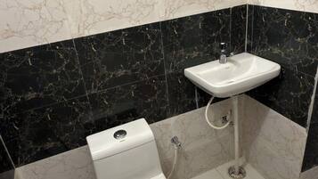 Ducha, artículos de tocador gratuitos, toallas, jabón