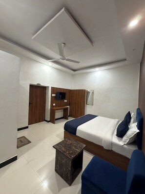 Desk, free WiFi - Gulmohar Stays (siddhagiribagh)