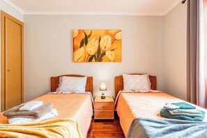 Iron/ironing board, WiFi, bed sheets