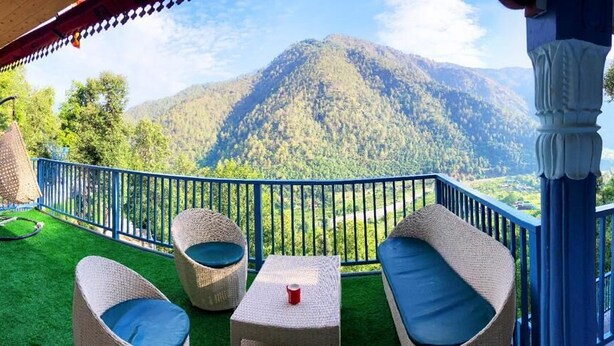 A balcony with wicker furniture and a view of a mountain. - Tatsaaraa Kavan (Ramgarh)