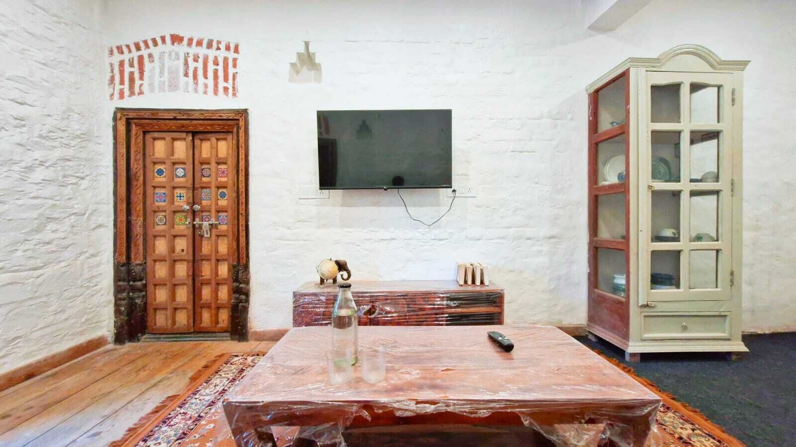 Basic Room | Ruang kerja komputer riba, Wi-fi percuma 