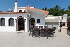 Outdoor dining - Anthi Luxury Residence- Rose (Ialisos)